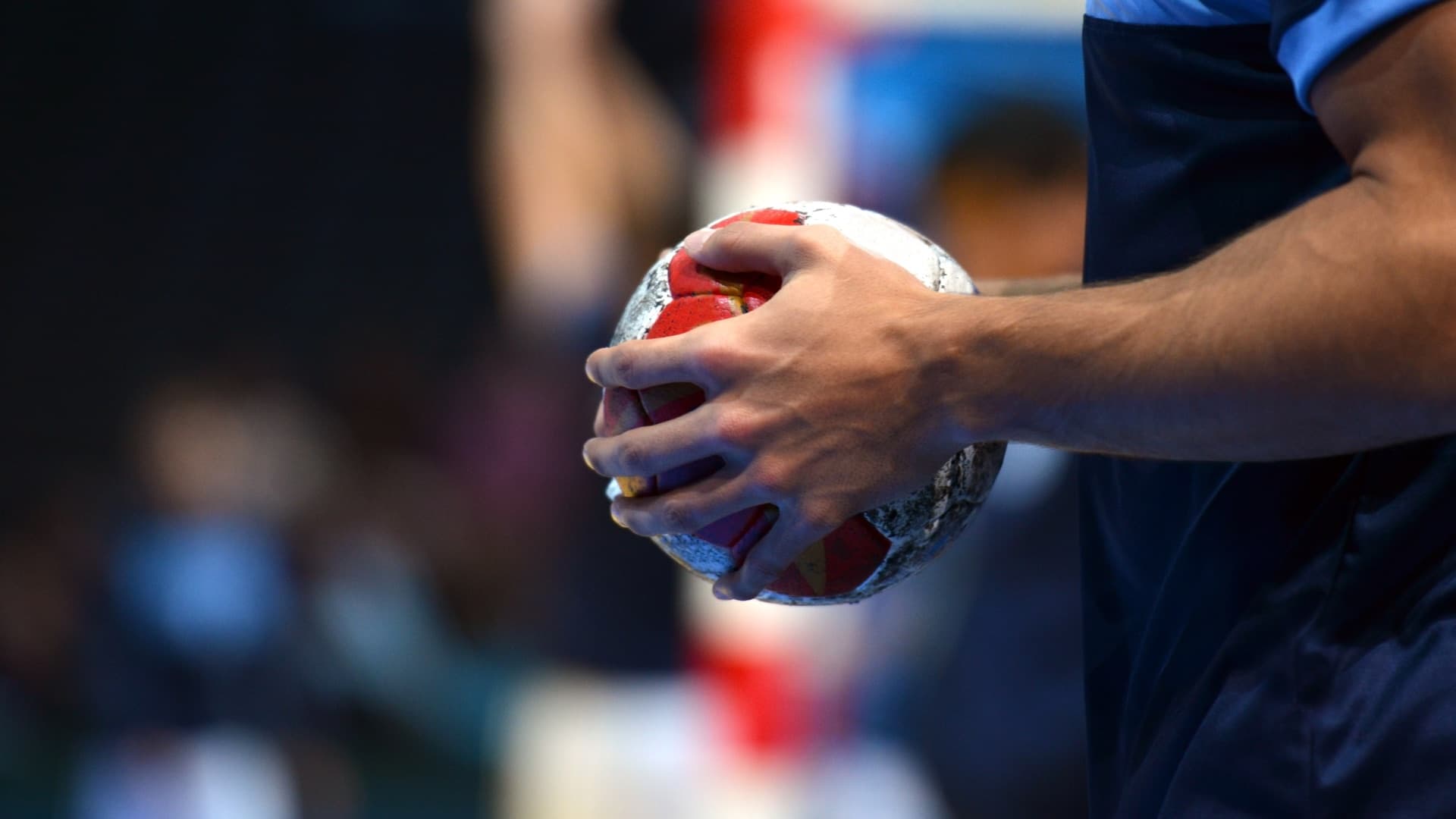 Handballspelar held ballen